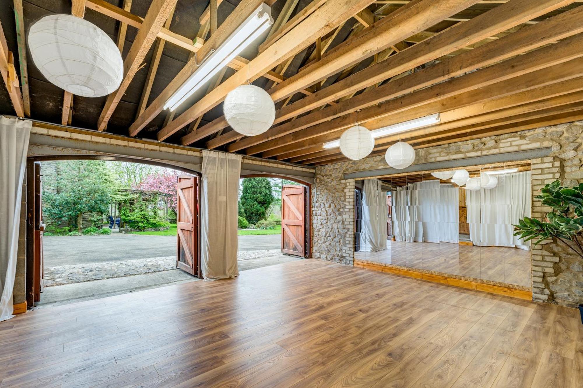 Central Malham Wellbeing Escape Hot Tub & Studio Екстер'єр фото